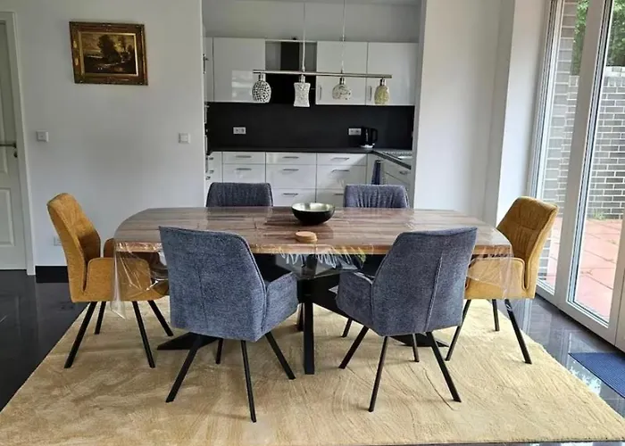 Zentrale Doppelhaushaelfte * Растеде